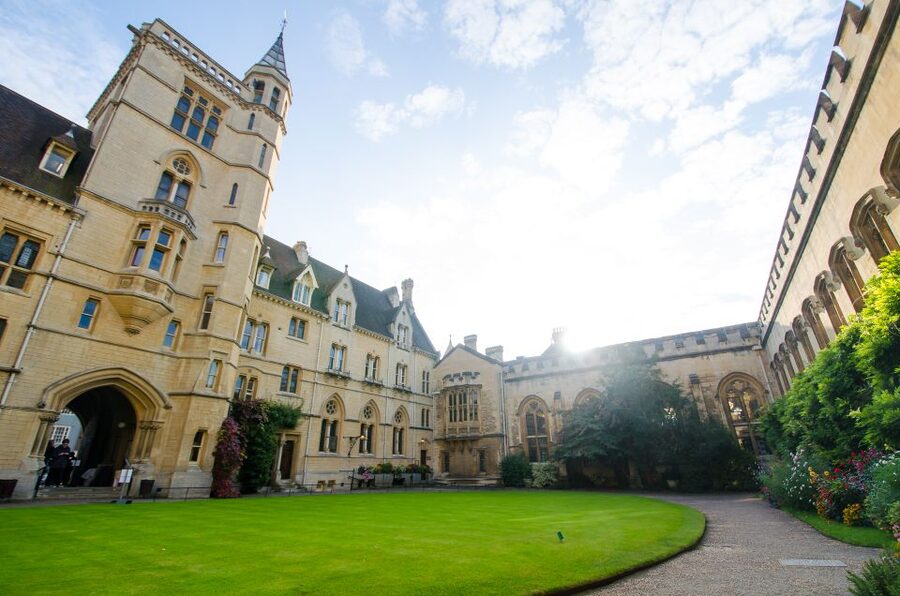 Oxford: University and City Walking Tour with Alumni Guide - The opening walk through Oxford’s university quarter