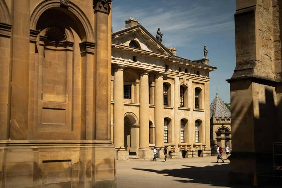 Oxford University: Walking Tour By Alumni™ & New College - Why a student or graduate guide changes Oxford