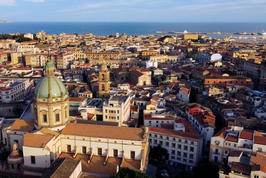 Palermo: Walking Tour of Historic Markets and Monuments - Meeting the guide near Feltrinelli