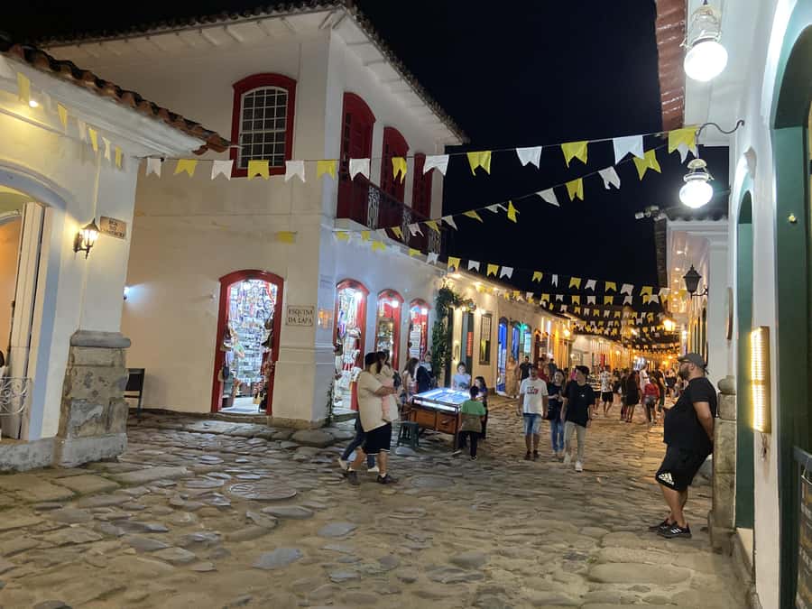 Paraty: Historic Centre Walking Tour & Cachaça Tasting - The guides make the difference