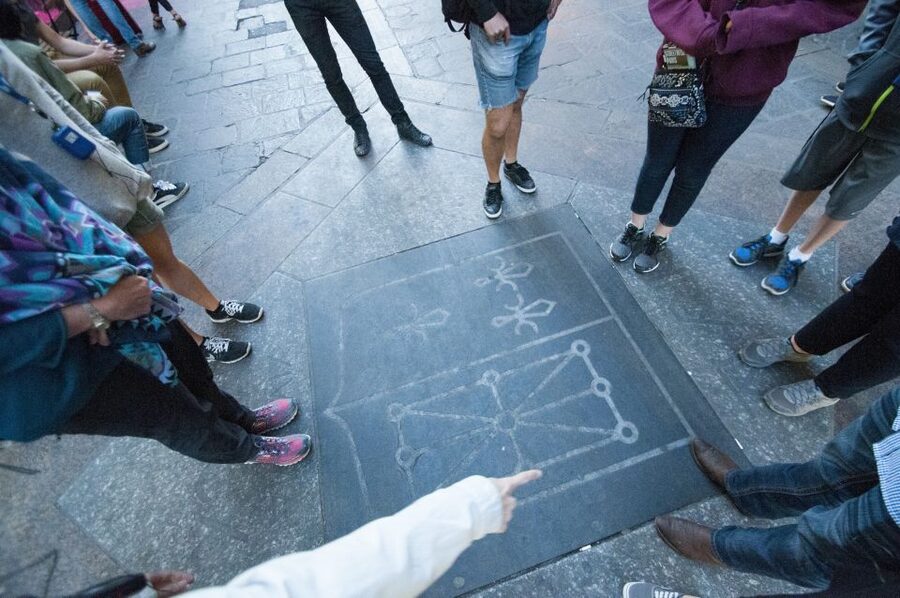 Paris: Ghosts, Legends & Mysteries Evening Walking Tour - A dark introduction beside Pont Neuf