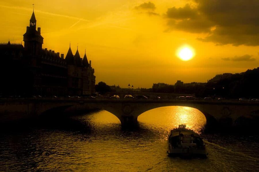 Paris: Ghosts, Legends & Mysteries Evening Walking Tour - Square du Vert-Galant and the Knights Templar