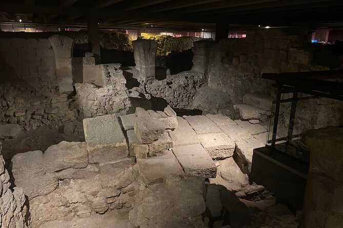 Paris Île de la Cité and Notre-Dame Walking Tour With Crypt - The Conciergerie and the island’s darker side