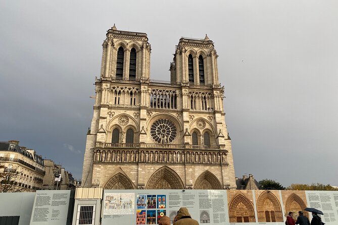 Paris: Île de la Cité and Notre-Dame Walking Tour With Crypt - Square du Vert-Galant and Place Dauphine