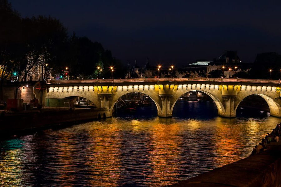Paris: Illuminated Walking Tour - What the guide quality adds