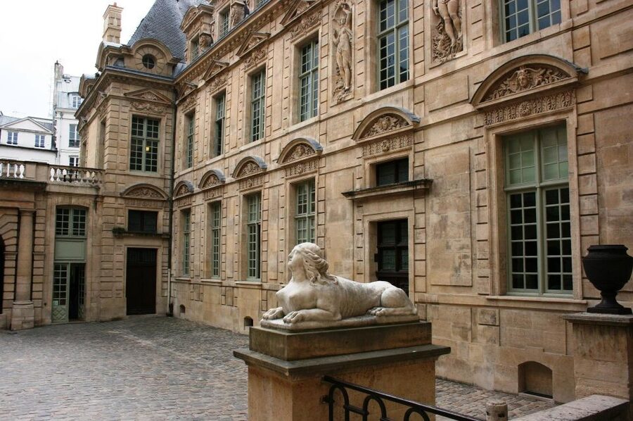 Paris: Le Marais Highlights Guided Small Group Walking Tour - Why Le Marais works so well on foot