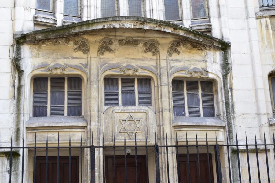 Paris: Le Marais & Montmartre Jewish History Walking Tour - Agoudas Hakehilos Synagogue and Guimard’s design