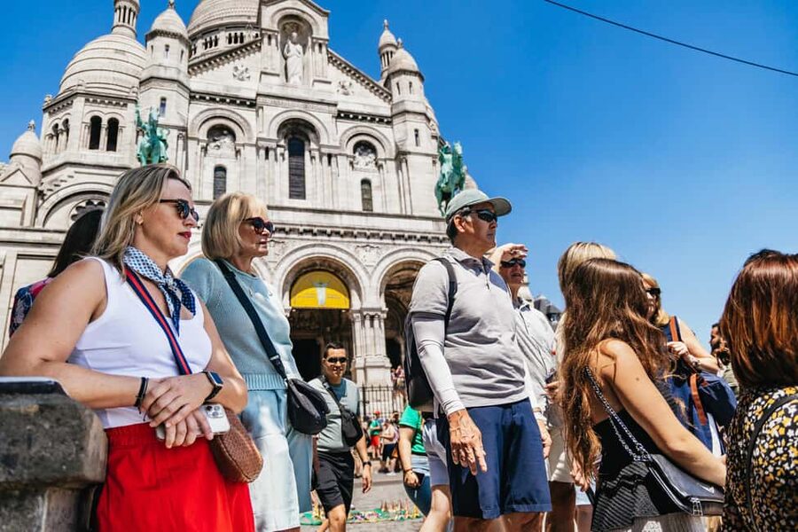 Paris: Montmartre Cheese, Wine & Pastry Guided Walking Tour - Place du Tertre and the artists’ Montmartre