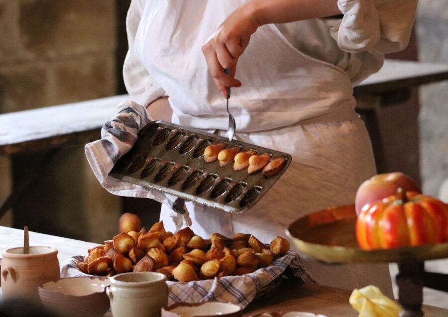 Paris: Montmartre Culture and Local Pastries Walking Tour - Following the artists through old Montmartre