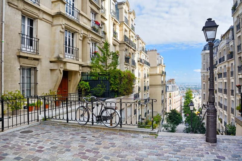 Paris: Montmartre Hidden Gems and Highlights Walking Tour - Place du Tertre and the artists