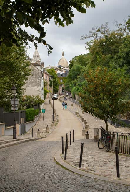Paris: Montmartre hidden gems walking Tour with Local Guide - The Pink House, vineyards, cabarets, and side streets