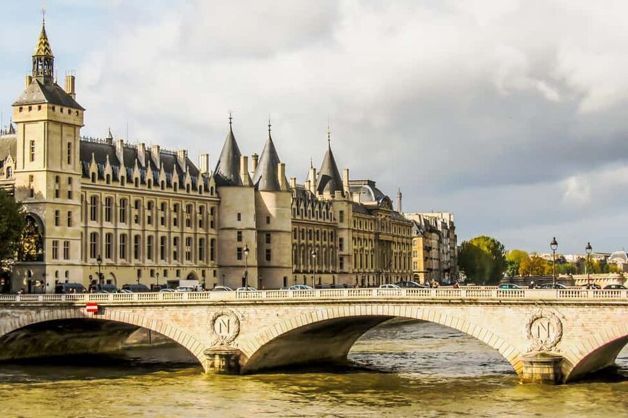 Paris: Notre Dame and Île de la Cité Walking Tour - Should you book it?