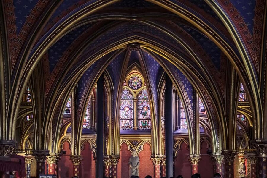 Paris: Notre Dame and Île de la Cité Walking Tour - The stories behind Victor Hugo and Parisian figures