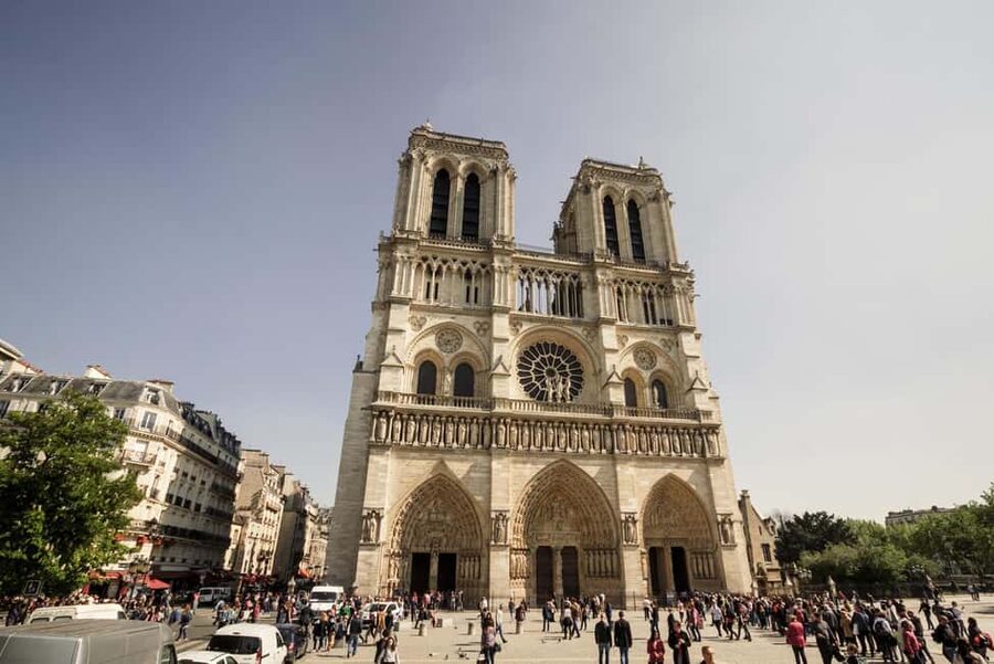 Paris: Notre Dame and Île de la Cité Walking Tour - Walking across Île de la Cité in 45 minutes