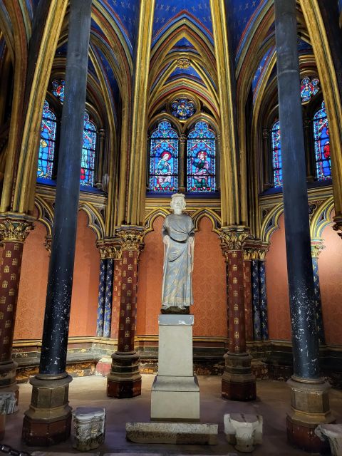 Paris: Notre Dame Exterior Walking Tour with Sainte Chapelle - Guide quality and group size