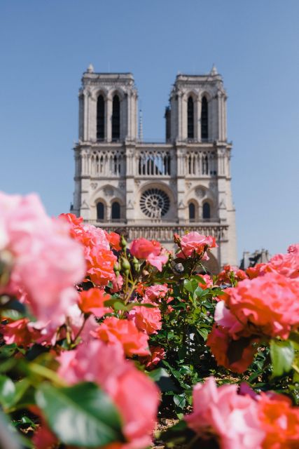 Paris: Notre Dame Exterior Walking Tour with Sainte Chapelle - Starting at Hôtel de Ville and finding your guide