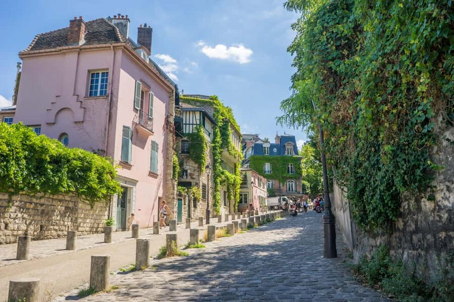 Paris: Walking Tour of Montmartre - Timing, languages, and the best day to go