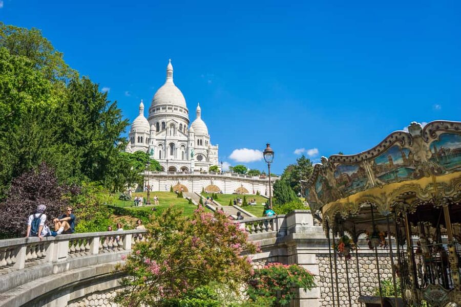 Paris: Walking Tour of Montmartre - Meeting the guide outside the Moulin Rouge