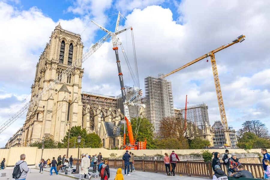 Paris: Walking Tour with Notre Dame or Ste-Chapelle Access - The Conciergerie and the darker chapters