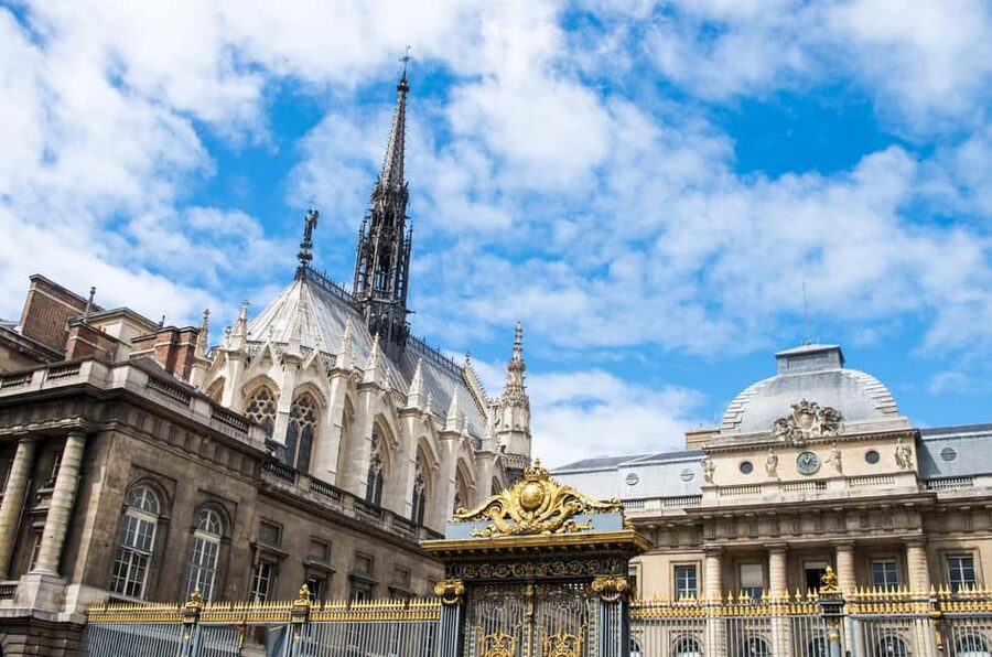 Paris: Walking Tour with Notre Dame or Ste-Chapelle Access - Sainte-Chapelle and its extraordinary windows