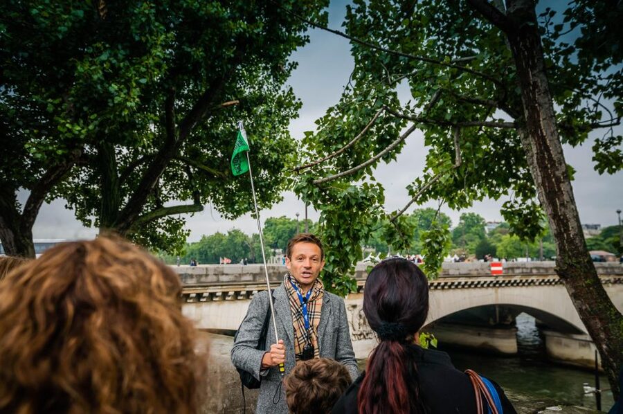 Paris: Walking Tour with Notre Dame or Ste-Chapelle Access - The guides make the biggest difference