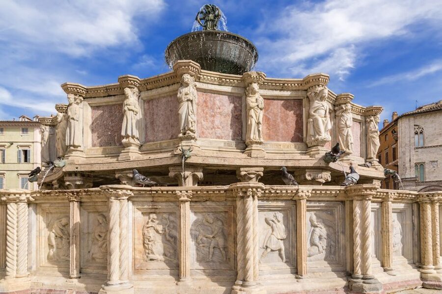 Perugia: Old Town Walking Tour, Piazza IV Novembre - From Etruscan roots to Roman rule