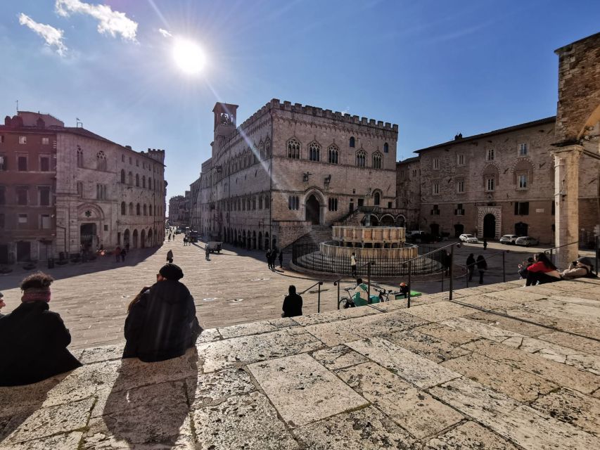 Perugia: Old Town Walking Tour, Piazza IV Novembre - Walking the main street with a local guide