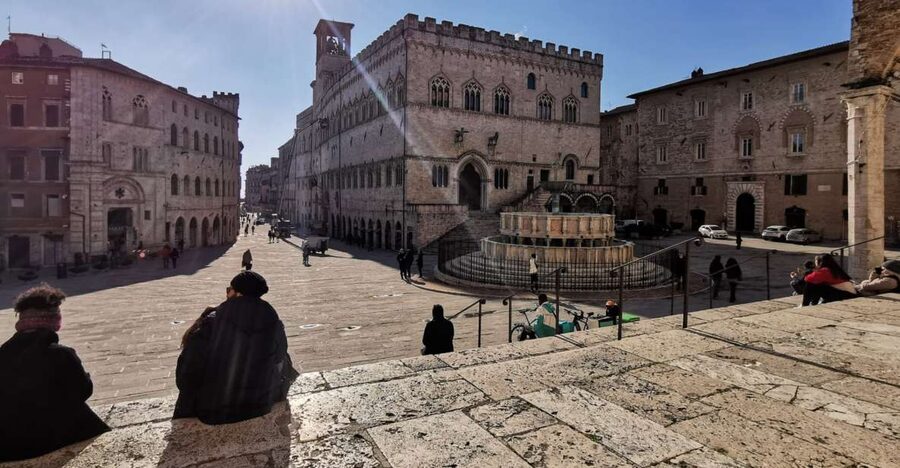 Perugia: Old Town Walking Tour, Piazza IV Novembre - The Etruscan Arch and its powerful sense of age
