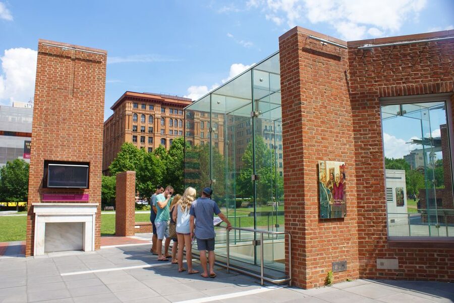 Philadelphia: History, Highlights & Revolution Walking Tour - Benjamin Franklin’s grave and the working city