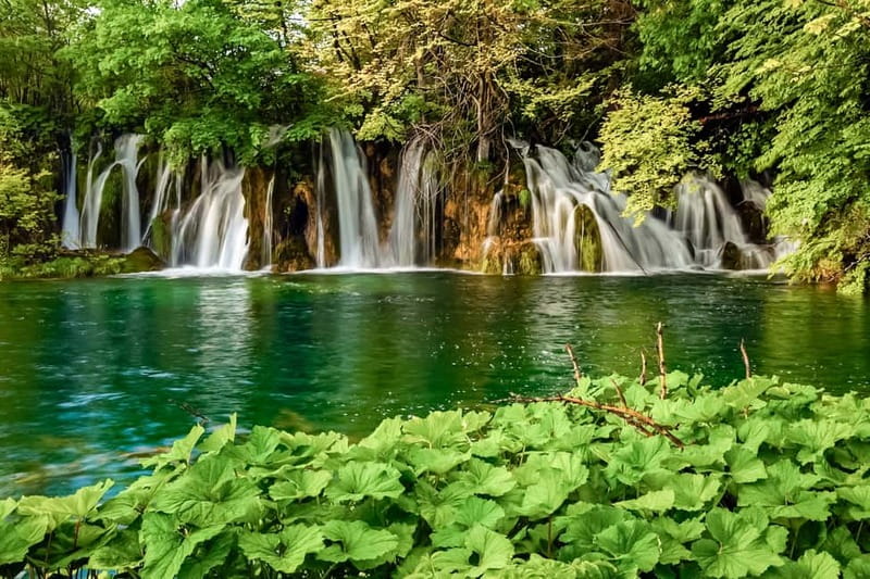 Plitvice Lakes: Guided Walking Tour with Bus and Boat Ride - The panoramic train back to the starting point