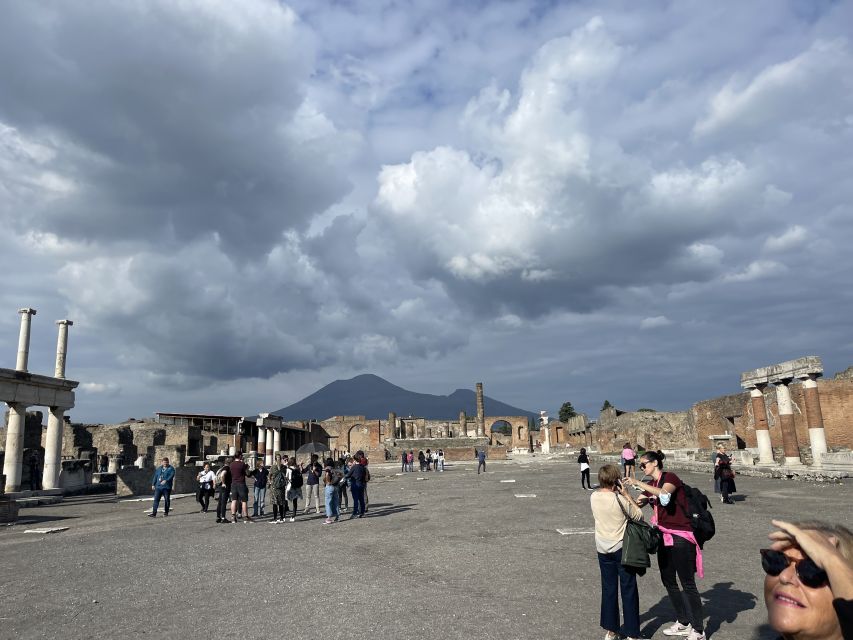 Pompeii: Highlights Guided Walking Tour - Meeting your guide near Ristorante Bar Sgambati