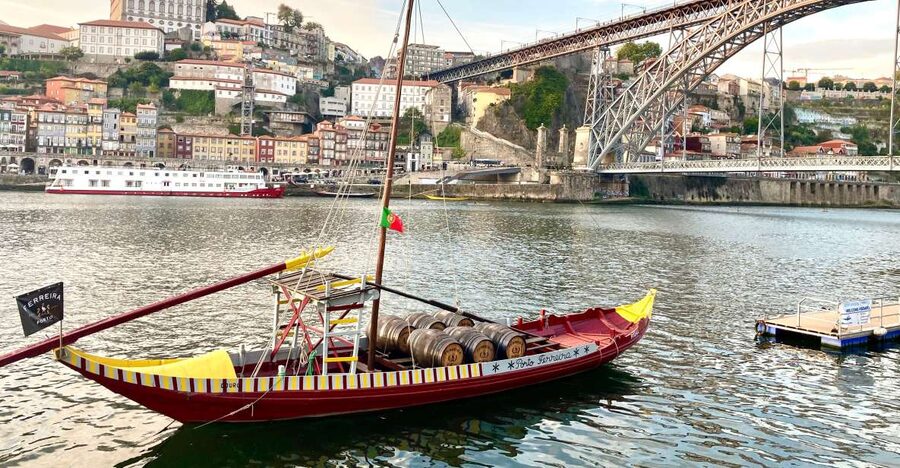 Porto: Highlights & hidden gems Walk - max 10 - São Bento Station makes a strong finish