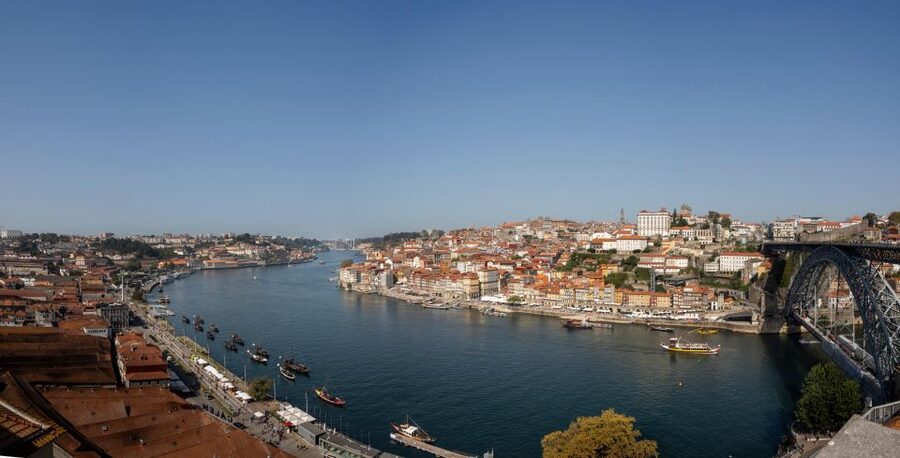 Porto: Walking Tour, Lello Bookshop, Boat and Cable Car - Pace, comfort, and group practicalities