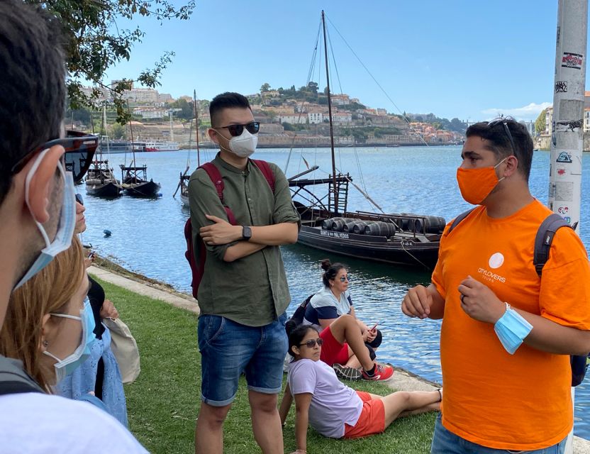 Porto: Wine Tasting with Tapas Walking Tour - Portuguese tapas and the second tasting session
