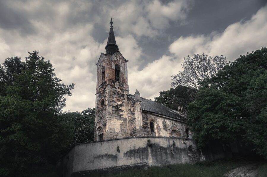 Prague: Ghost Walking Tour - Why the actor guide matters