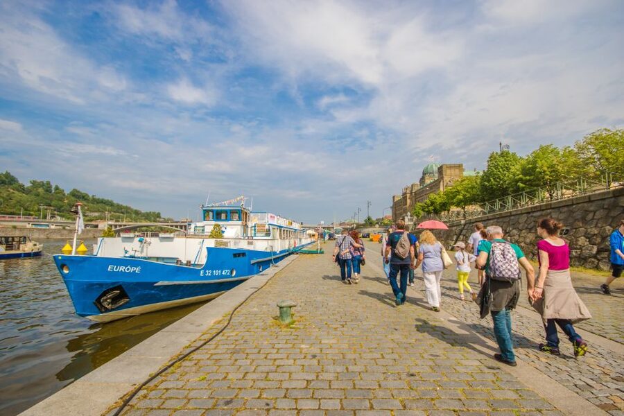 Prague: Guided Bus & Walking Tour with River Cruise & Lunch - Should you book it?