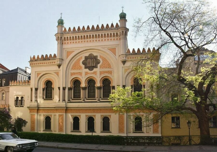 Prague: Old Town and Jewish Quarter Guided Walking Tour - The Old Jewish Cemetery and synagogue stories