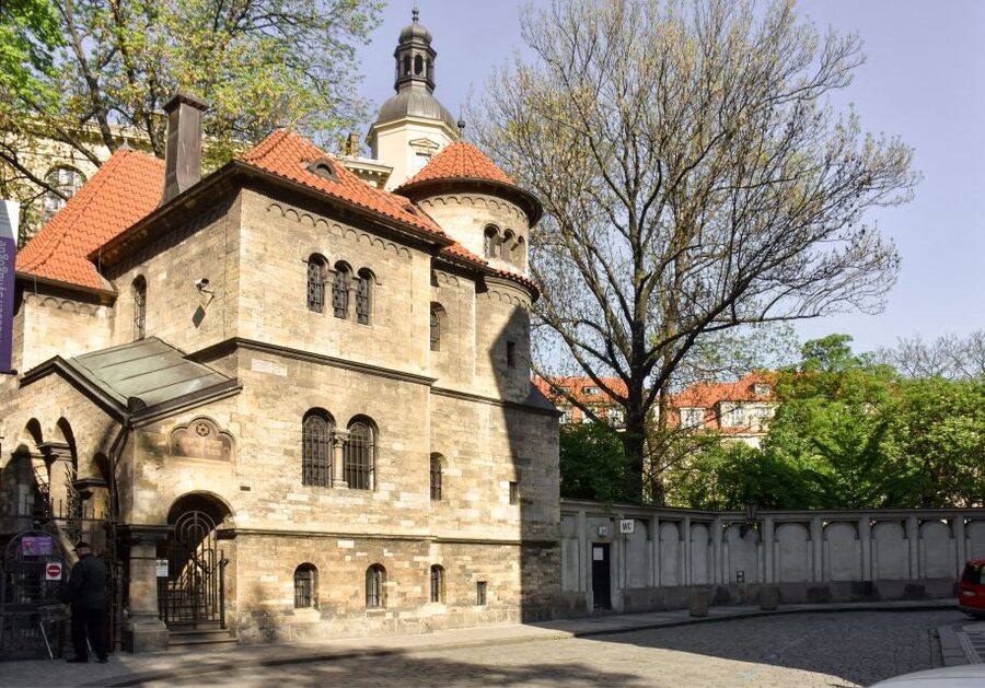 Prague: Old Town and Jewish Quarter Guided Walking Tour - Walking into Prague’s Old Town