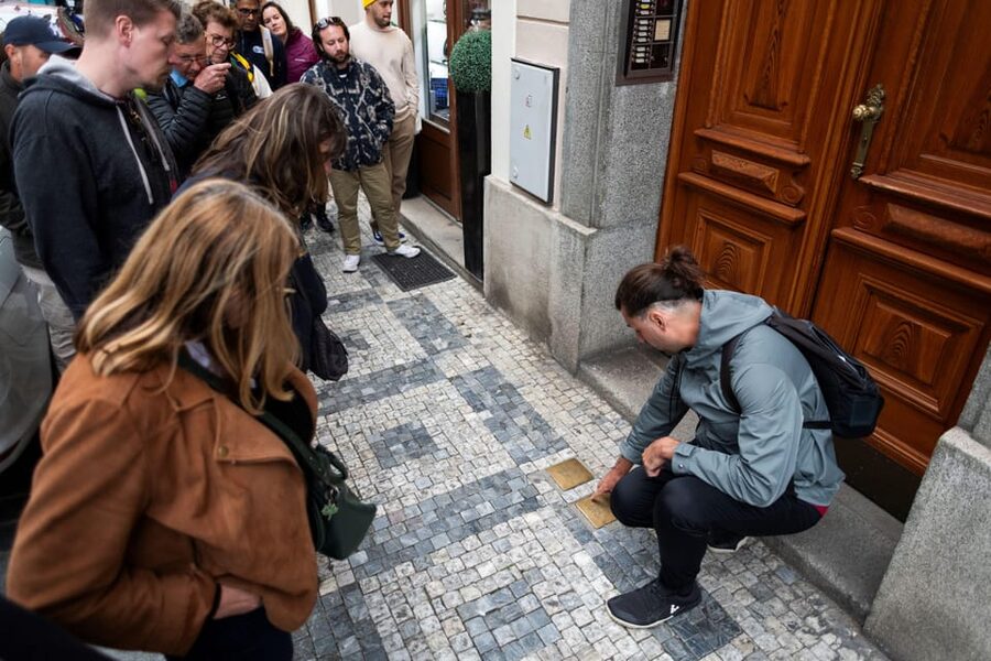 Prague: Old Town, Jewish Quarter & Astro Clock Walking Tour - Guide quality and the bilingual question