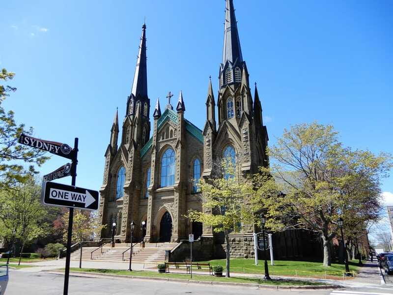 Prince Edward Island: Small Group Charlottetown Walking Tour - Guide quality, pace, and accessibility