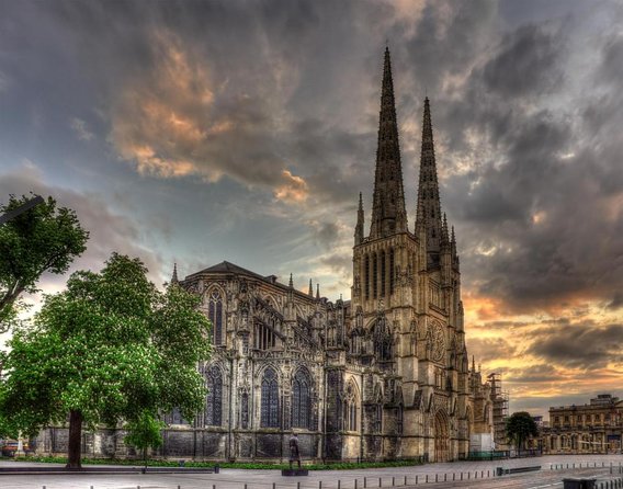 Private - Best of Bordeaux Walking Tour + Glass of Bordeaux Wine - At a glance