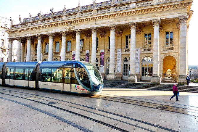Private - Best of Bordeaux Walking Tour + Glass of Bordeaux Wine - Porte Cailhau and medieval Bordeaux