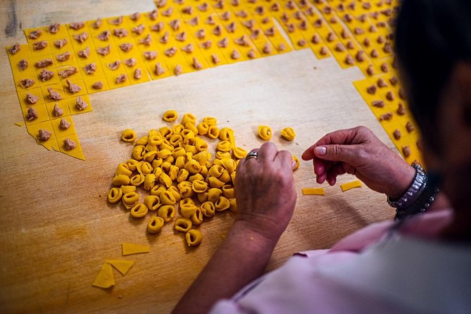 Private Bologna Food & Market Tour with 6 Tastings & Wine - Starting near Palazzo della Mercanzia
