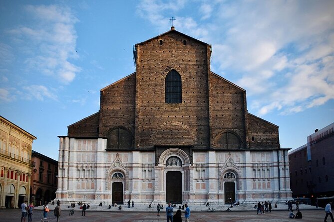 Private Bologna Food & Market Tour with 6 Tastings & Wine - Walking through the Quadrilatero market quarter
