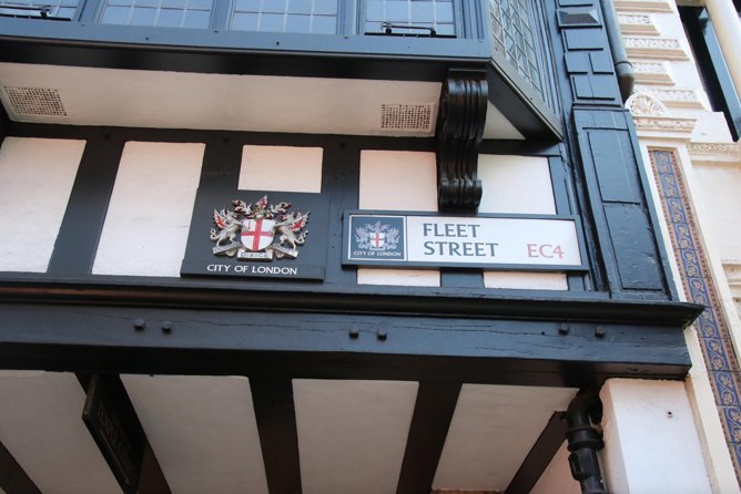 Private Group: Historical Pub Walking Tour of London - What the guides add to the price