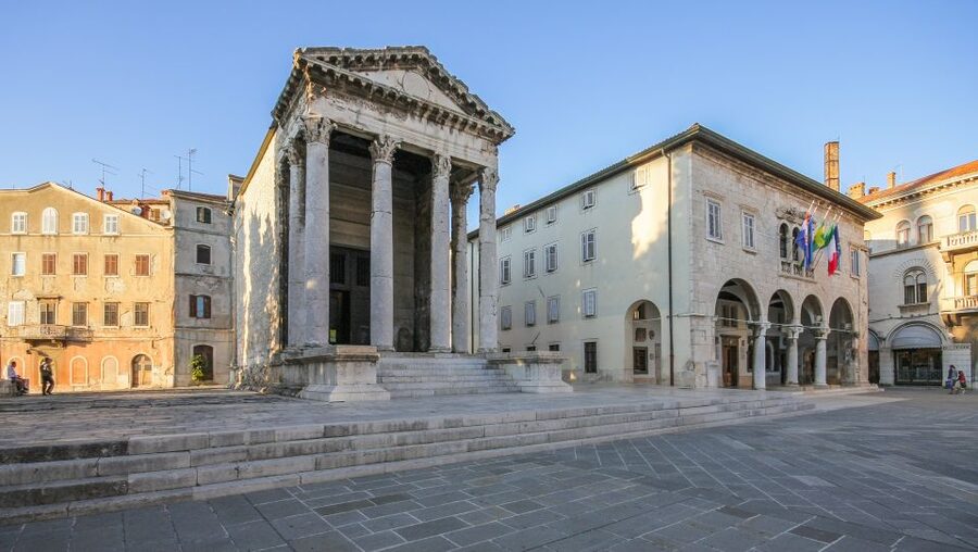 Pula: Historic Walking Tour with Local Guide & City Views - Following the Roman gates through the old city