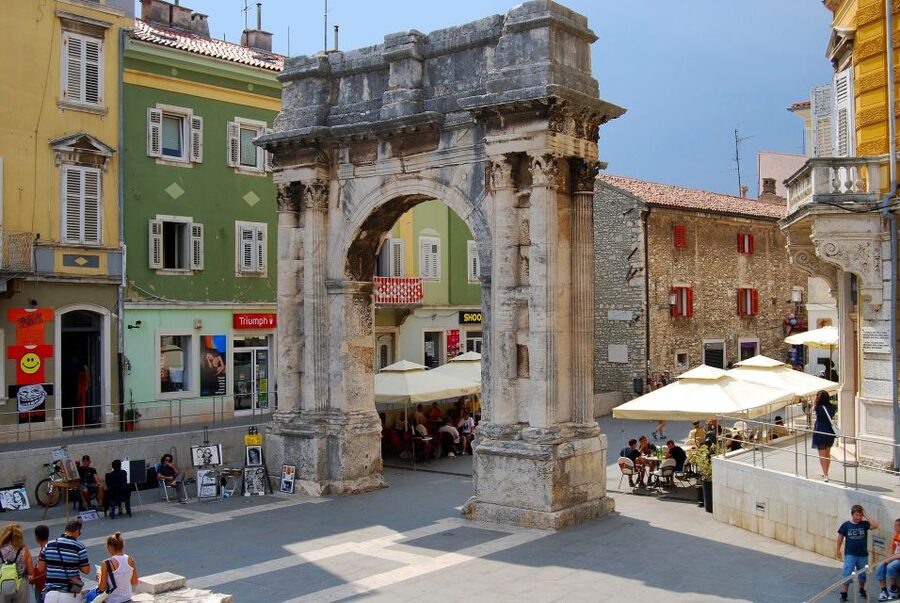 Pula: Historic Walking Tour with Local Guide & City Views - What the guiding style adds