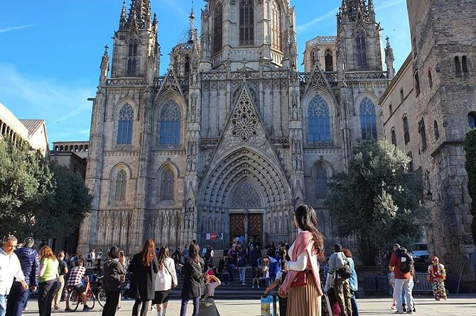 Ramblas, Old Town, Gothic and Gaudi Architecture Walking Tour - Guides, group size, and the quality of the walk