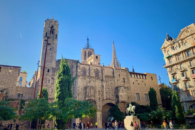 Ramblas, Old Town, Gothic and Gaudi Architecture Walking Tour - Walking, the metro connection, and practical comfort