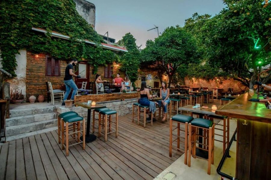 Rethymno: Old Town Walking Tour with Meal - Lunch under lemon trees in an Ottoman-style garden